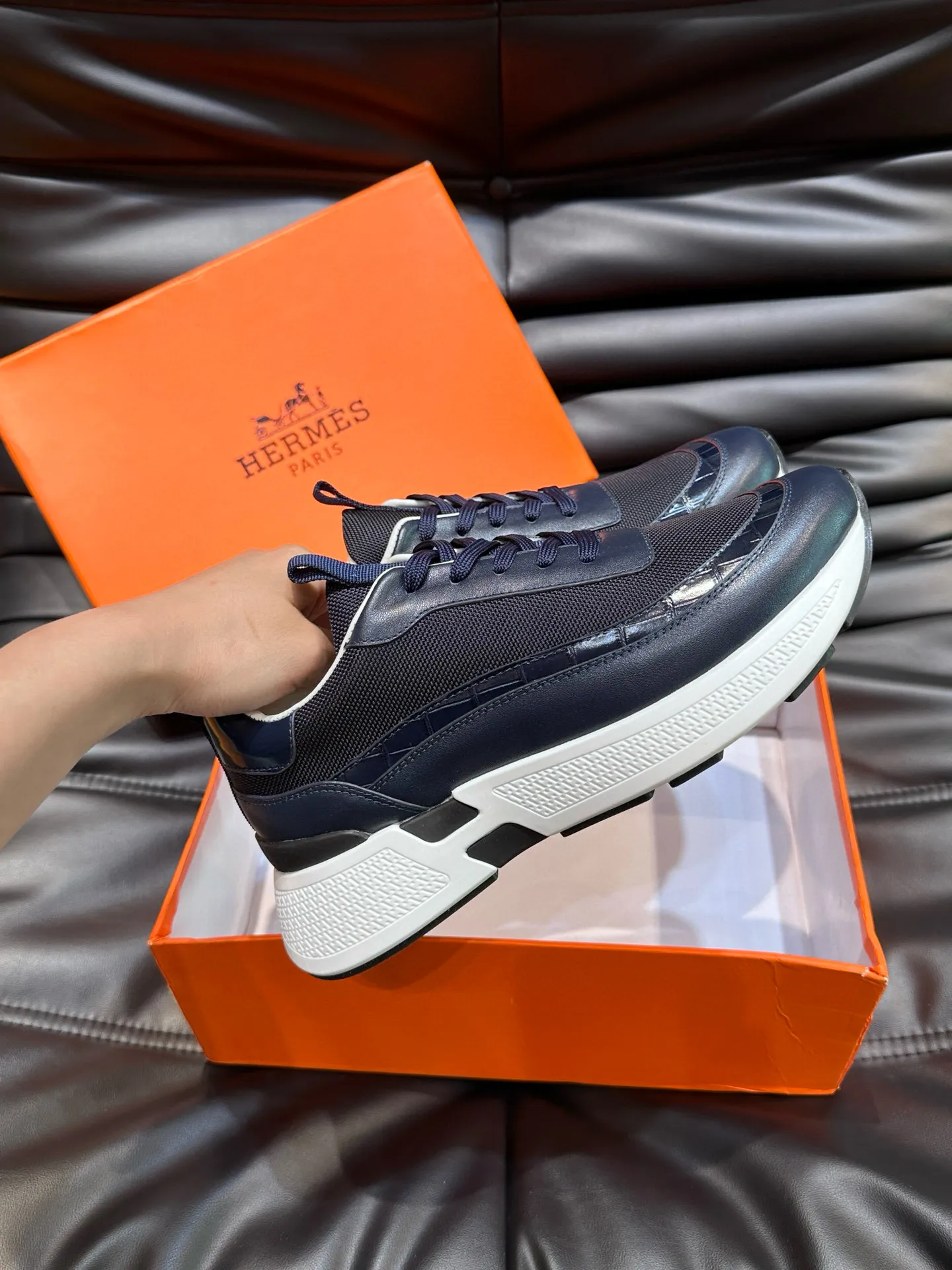 Factory price: 540💰HERMES/Hermes Hugo thick-soled sneakers are casual men's shoes. These sneakers are made of imported first-layer cowhide leather and breathable mesh design. The contrasting color design creates a dynamic and modern shape. The front end of the toe is decorated with natural-color rubber inlays. The style is novel and fashionable. The texture is incomparable, with cowhide lining and cowhide foot pads, the upper foot is comfortable and breathable, and the rubber sole is decorated with geometric patterns and iconic "H" details. A very personal one! Size: 39-44 (customized at 38.45)